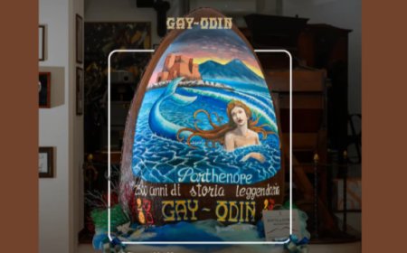 Gay Odin: l'uovo di Pasqua gigante celebra i 2500 anni di Napoli