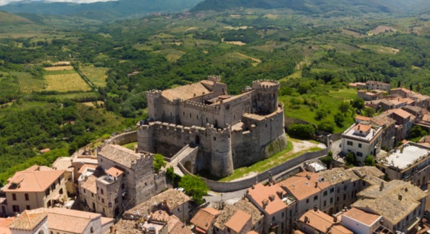 Castello Orsini, residenza d'epoca con 51 camere e suite, è in vendita