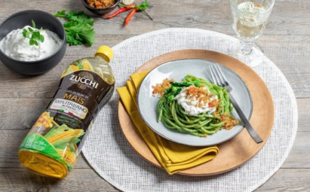 World Pasta Day. Oleificio Zucchi propone gli spaghettoni con crema di cime di rapa, stracciatella e briciole croccanti