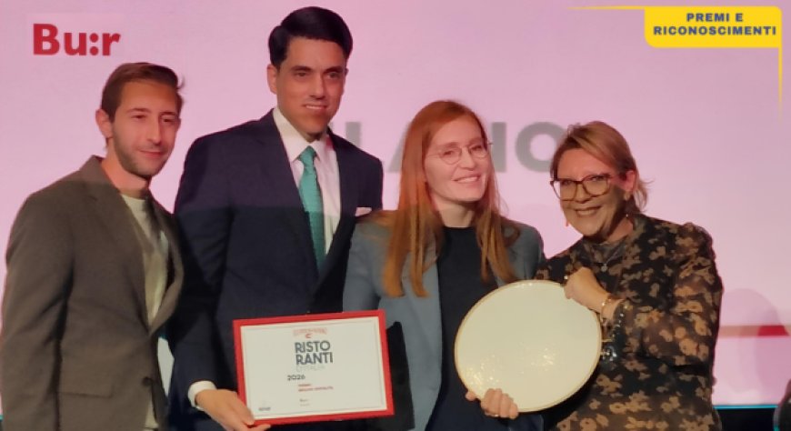 Casolaro consegna il premio Migliore Ospitalità al ristorante Bu:r nella Guida Gambero Rosso 2026