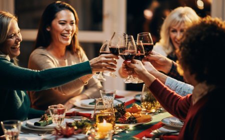 Natale 2025, 6 italiani su 10 trasformano le tradizioni: cresce il fenomeno Friendsmas con gli amici