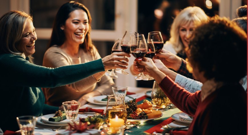 Natale 2025, 6 italiani su 10 trasformano le tradizioni: cresce il fenomeno Friendsmas con gli amici