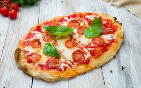 Scopri la parola del giorno su WikiHoreca.com: Pinsa Romana