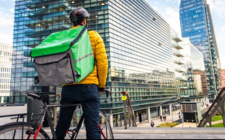 Foodinho (Glovo) indagata per caporalato: sono 40.000 i rider in Italia