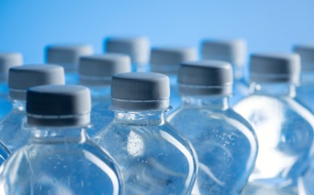 L'onda lunga della guerra: rincari della plastica minacciano il prezzo dell'acqua minerale