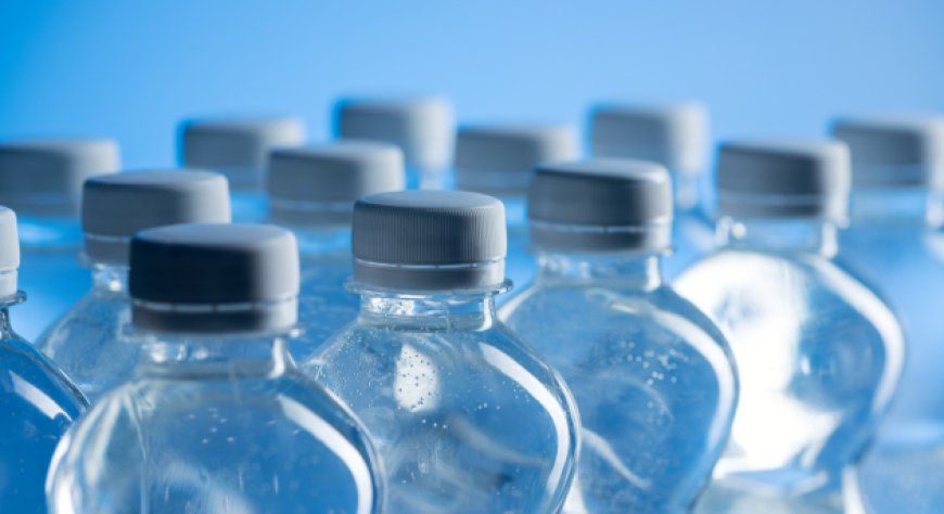 L'onda lunga della guerra: rincari della plastica minacciano il prezzo dell'acqua minerale