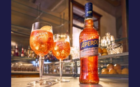 Restyling per Aperol: la nuova bottiglia unisce design e sostenibilità