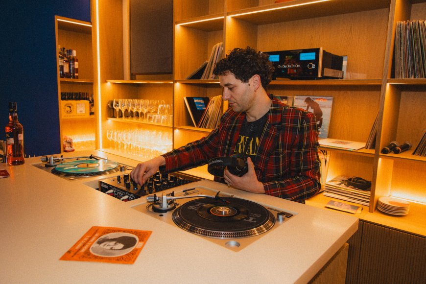 A Milano apre SYNC by Aperol, il listening bar che unisce mixology, food e musica