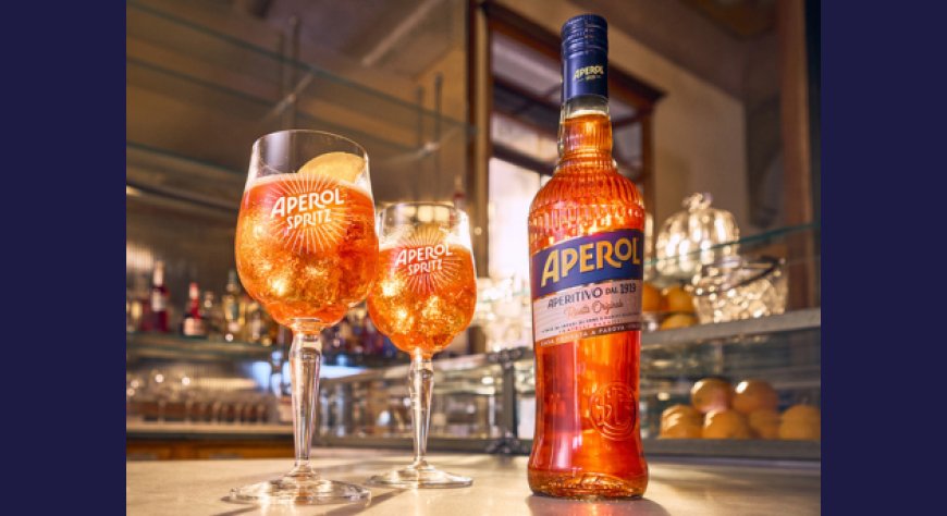 Restyling per Aperol: la nuova bottiglia unisce design e sostenibilità
