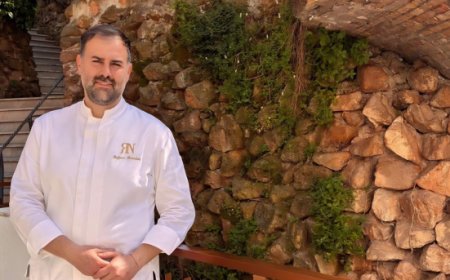 Lo chef Stefano Benedetti alla guida della cucina della Roberto Naldi Collection a Roma