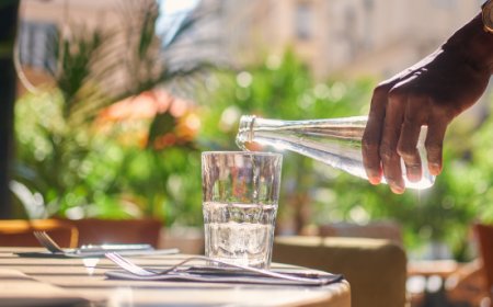 Offrire acqua del rubinetto non è un obbligo per ristoranti e hotel: lo dice la Cassazione