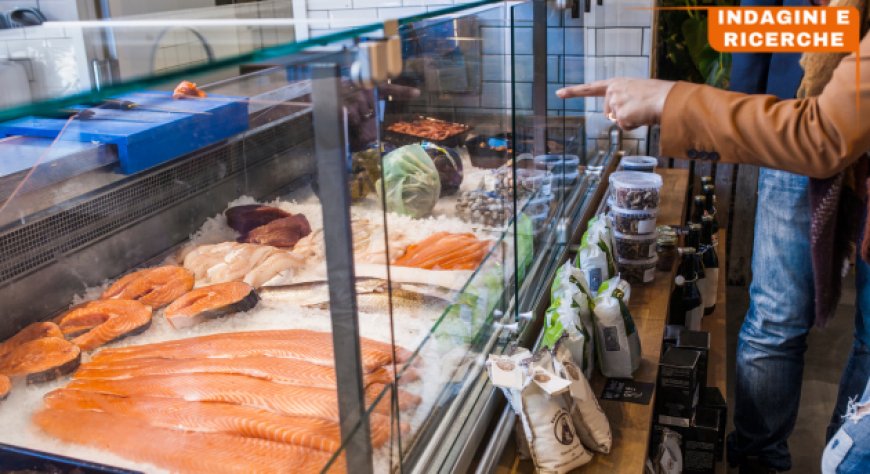 Il mercato ittico italiano cresce ancora: salmone protagonista nel retail e fuori casa