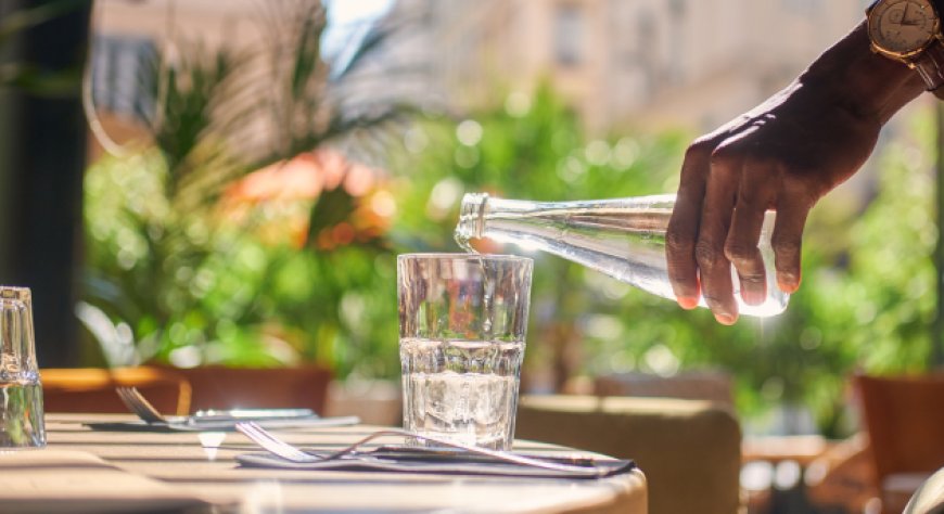 Offrire acqua del rubinetto non è un obbligo per ristoranti e hotel: lo dice la Cassazione