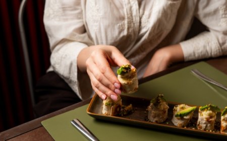 Amami reinventa l'aperitivo milanese con i roll di pizza Amaki