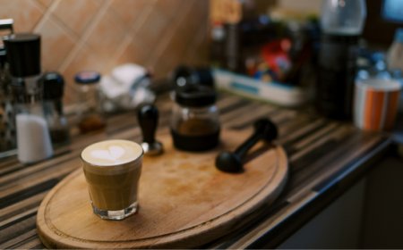 L'arte della caffetteria a casa: come trasformare il ritrovo tra amici in un'esperienza unica