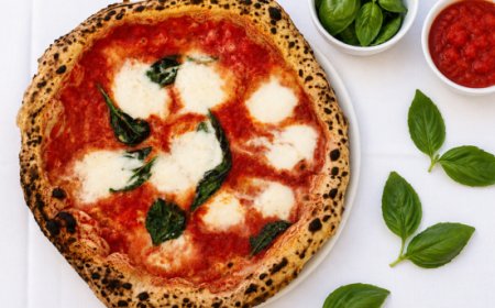 Pizza Village a Pozzuoli, la pizza fa il tifo per la canzone napoletana all'Unesco
