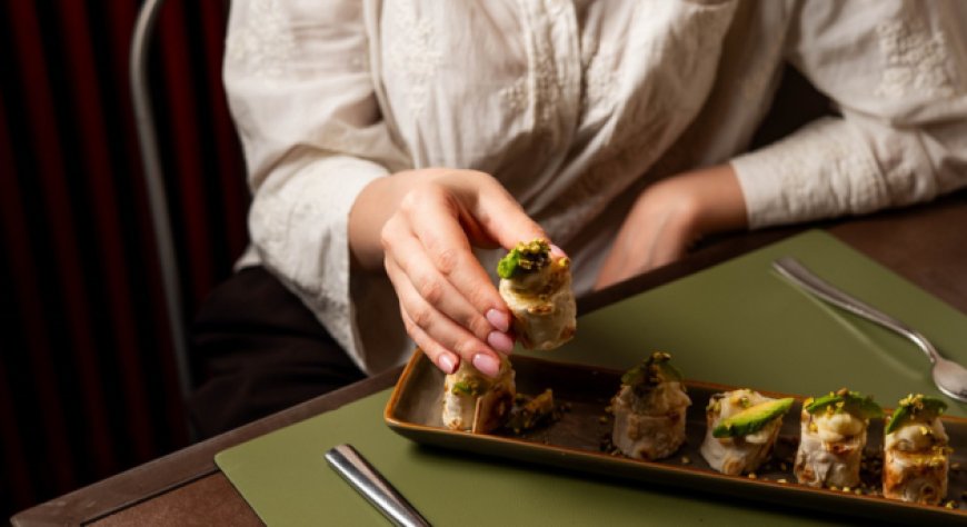 Amami reinventa l'aperitivo milanese con i roll di pizza Amaki
