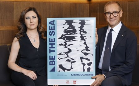 illycaffè presenta il Manifesto 2026 della Barcolana, firmato da Serse Roma