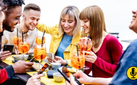 Cocktail teatrali, pickle juice e una Gen Z che beve più di quanto si pensi