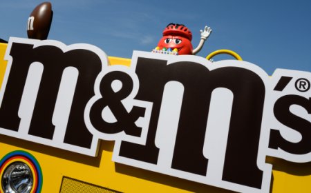 M&M’S® official supplier del Tour de France 2026 con sei veicoli personalizzati