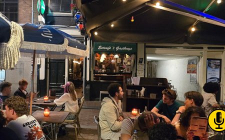 Dentro un eetcafé di Amsterdam: birra, bitterballen e tavoli sul canale