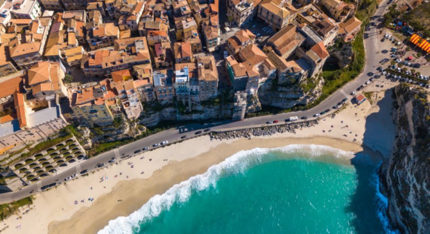 Case al mare in Italia, la Calabria guida la domanda estera nel 2026