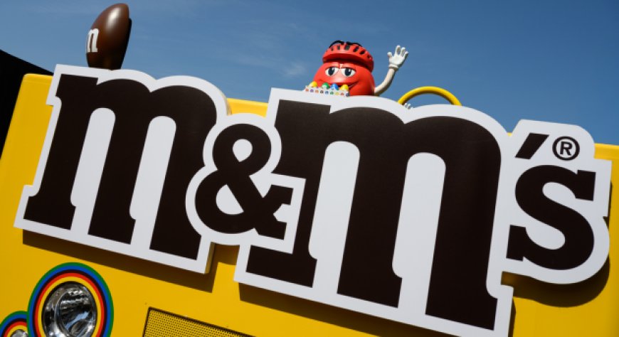 M&M’S® official supplier del Tour de France 2026 con sei veicoli personalizzati