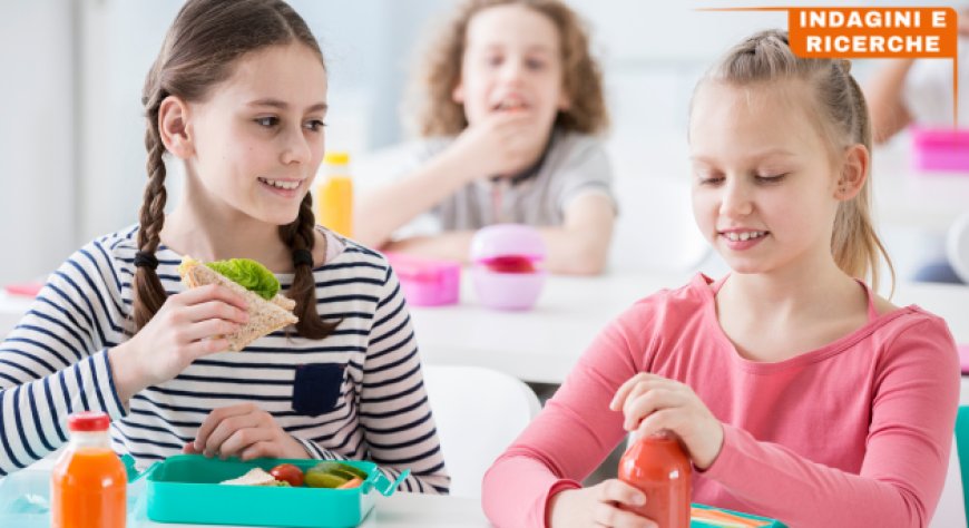 Cosa mangiano i bambini a scuola: dalla merenda alle prime scelte autonome