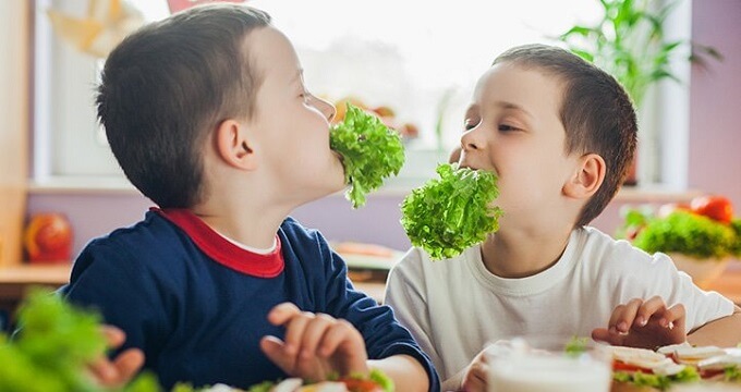 bambini mangiano verdura
