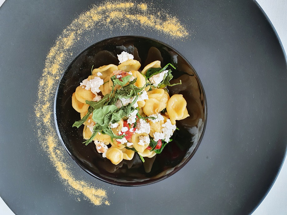 Horeca News Acquada Orecchiette Con Spinacini Germogli Di Aglio Ricotta Affumicata E Pomodorini Canditi Horecanews It