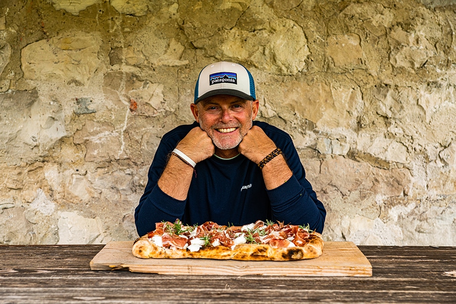 Denis Lovatel porta la sua pizza in malga
