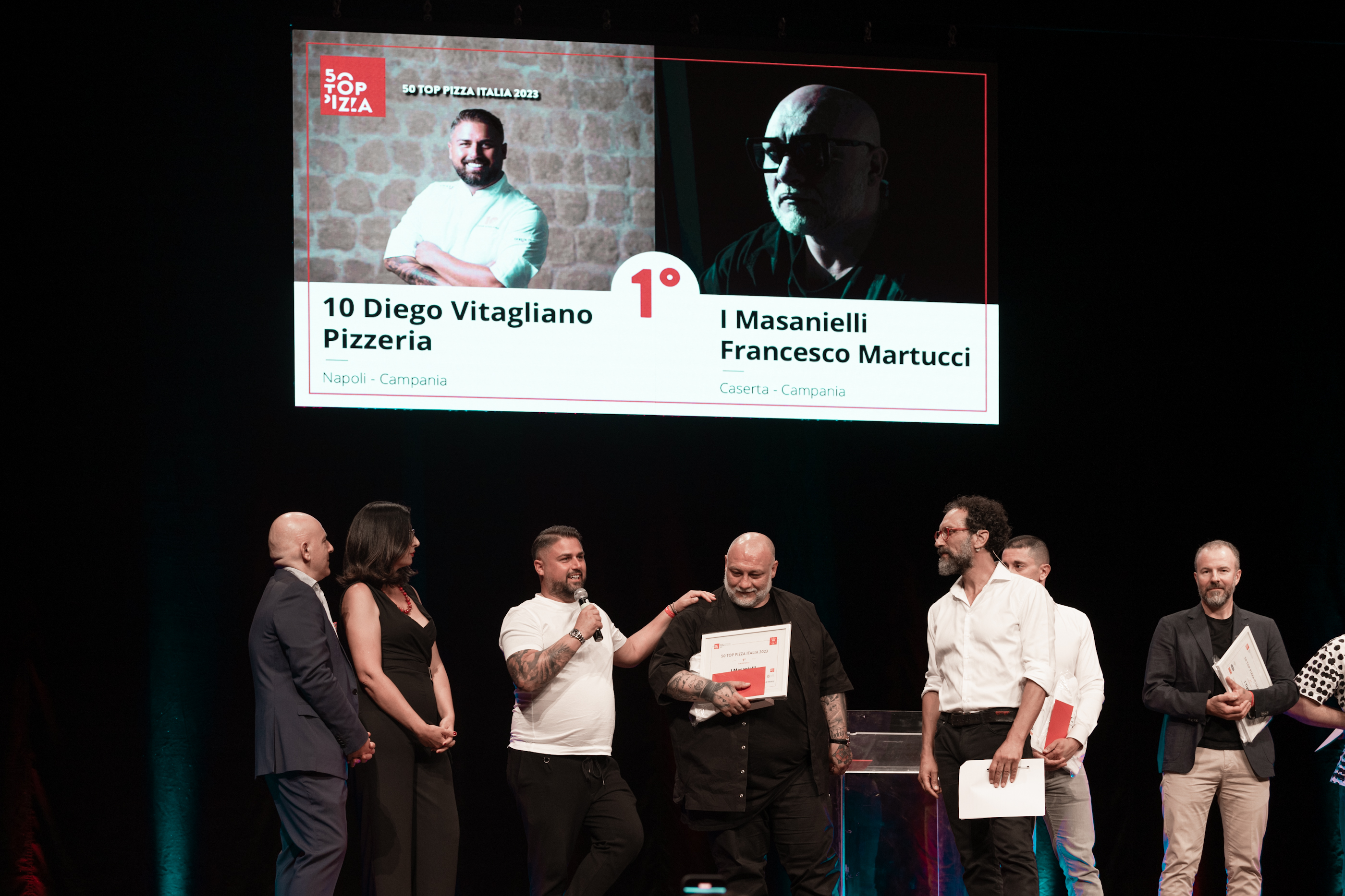  />

La guida Italia 2023 è composta da oltre 500 pizzerie, le prime 100 in classifica e le altre classificate come <strong>Pizzerie Eccellenti.</strong> Le prime 40 posizioni entrano di diritto nella classifica delle <strong>100 Migliori Pizzerie del Mondo</strong>, che si ritroveranno il 13 settembre a Palazzo Reale di Napoli.

“<em>È stato un anno esaltante e molto intenso per noi</em> – dichiarano i curatori<strong> Barbara Guerra, Luciano Pignataro e Albert Sapere</strong> – <em>prima Barcellona e la guida Europa, poi Tokyo e la guida Asia Pacifico, New York con la guida USA: un percorso pieno di emozioni per la grande comunità del mondo della pizza. Siamo arrivati a Roma, per la prima volta per la finale Italia, grazie alla volontà di Roma Capitale e di Alessandro Onorato, Assessore ai Grandi Eventi, Sport, Turismo e Moda, che ha creduto prima di tutto nello slancio turistico che la pizza e il mondo dell’enogastronomia in generale può dare alla Capitale. Un anno senza sosta, perché adesso ci aspetta la grande finale a Palazzo Reale a Napoli del 13 settembre, per scoprire le 100 migliori pizzerie al mondo.”</em>

<img class=